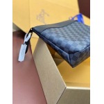 2026年1月14日新作高品質Louis VuittonバッグM82545    Monogram    Pochette Voyage 32 x 21 x 8  /GQ工場