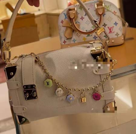 2026年2月3日入荷新品ルイヴィトン キーホルダー ギフト/誕生日/記念品/アクセサリーxin工場