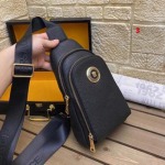 2025年早春新品入荷 ヴェルサーチ チェストバッグの男性 3工場