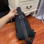 2025年早春新品入荷 ヴェルサーチ  チェストバッグの男性 3工場