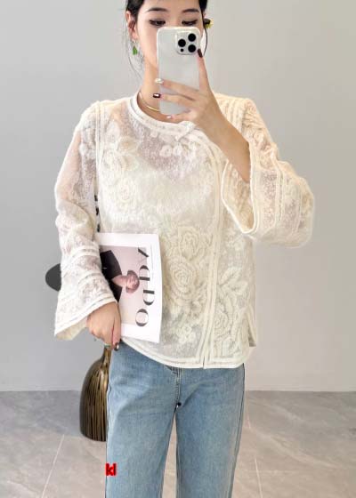 chanelの繊細な金糸刺繡の花です