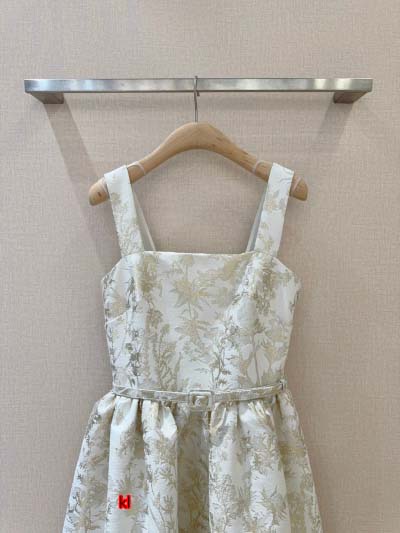 Diorの新作は、華やかなサスペンダードレスがおすすめです