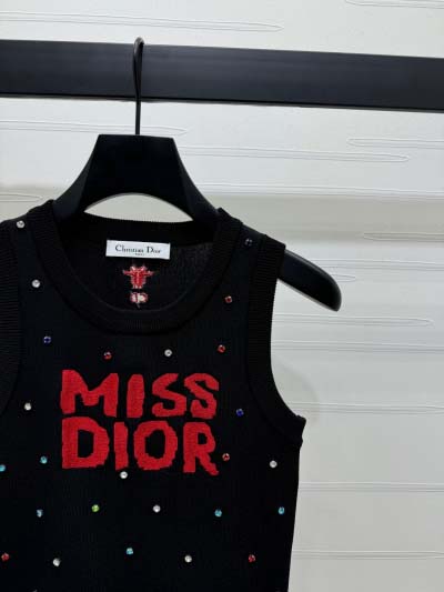 新着商品 Christian Dior 2025年2月5日 カラーストーンのニットベスト