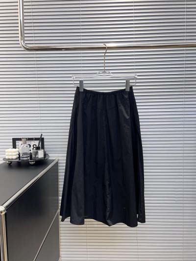 2025年2月9日新品入荷prada スカートcan 工場