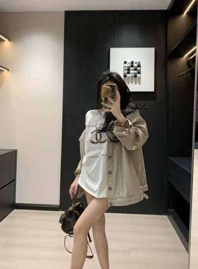 2025年2月9日新品入荷chanel 半袖Tシャツ+チェーンのデニムジャケットcan 工場