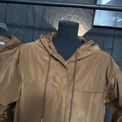 2025年2月9日新品入荷prada2025春の新しいタイプのナイロンの衛衣,フード付きジッパーcan 工場