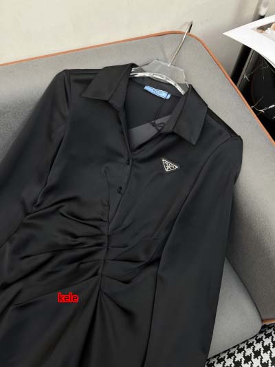 2025年2月11日新着Pradaのワンピース kele 工場