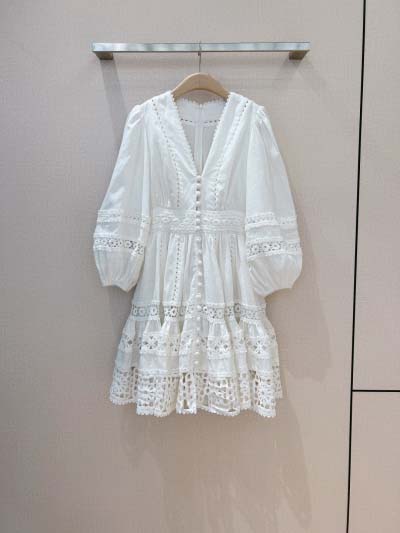 2025年2月5日のzimmermann Vネックパフスリー...