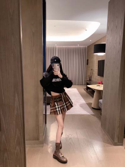 2025年2月9日新品入荷BURBERRY 半袖+スカート2...