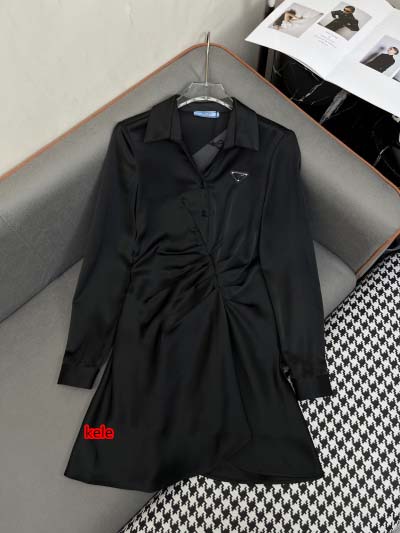 2025年2月11日新着Pradaのワンピース kele 工...