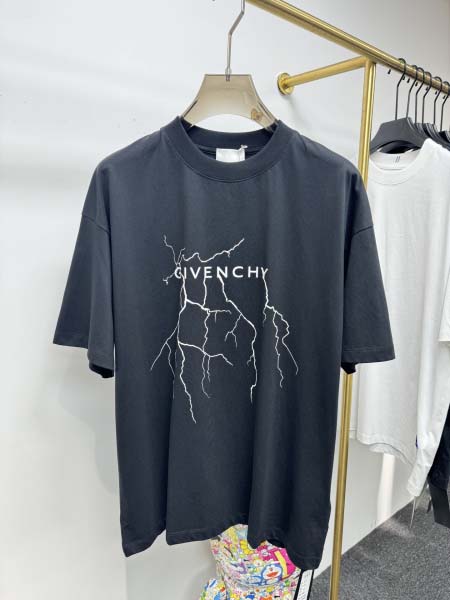 2025年4月26日入荷新作Givenchy半袖Tシャツ 原版复刻高級品香港の会社超厳選★入手困難/誕生日プレゼント/yinx工場