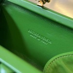 2025年7月7日入荷新作  Bottega Veneta Knot 717622  knotLogo  20x12x5.5   極品/正規品同様/人気/革/バッグ/AJ工場