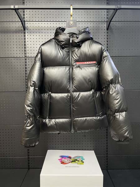 2025年10月11日秋冬入荷新作PRADAダウンジャケット...