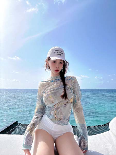 2025年10月14日入荷秋冬新作ACNE  長袖Tシャツフ...