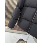 2025年10月22日秋冬入荷新作Miumiuダウンジャケット高品質 人気商品/DD工場
