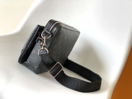 2025年12月9日入荷Louis Vuitton バッグM69443 Trio Monogram Eclipse Monogram Eclipse Reverse 25.0 x 18.5 x 7.0 cm 高品質新作/誕生日プレゼント/Z