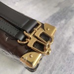 2025年12月9日入荷Louis Vuitton バッグM26304 2025 Side Trunk Monogram Saga Freja Beha Erichsen Nicolas Ghesquière 高品質新作/誕生日プレゼント/