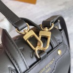 2025年12月9日入荷Louis Vuitton バッグM13357 M13358 Coussin Backpack Coussin Monogram LV Coussin 26 x 10 x 21  高品質新作/誕生日プレゼント/ZC工