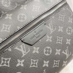 2025年12月9日入荷Louis Vuitton バッグM22545 Discovery Monogram Eclipse 31x42x17cm 高品質新作/誕生日プレゼント/ZC工場