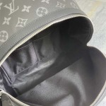 2025年12月9日入荷Louis Vuitton バッグM22545 Discovery Monogram Eclipse 31x42x17cm 高品質新作/誕生日プレゼント/ZC工場