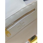 2026年8月8日入荷ヴィトンバッグM28548 M28549   Capucines  Rattan  Monogram  LV   21 x 14 x 8 (CM)人気の新作/誕生日プレゼント/ZC工場